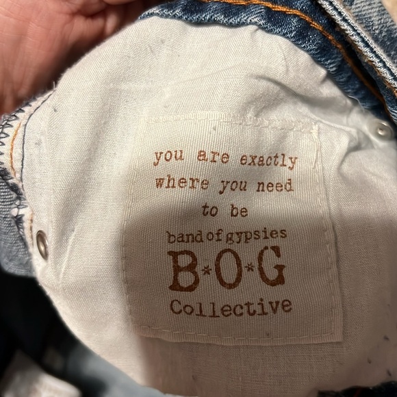 NWT BAND OF GYPSIES QUINN CROP Distressed Ripped Denim Jeans SIZE 28 - Picture 9 of 11